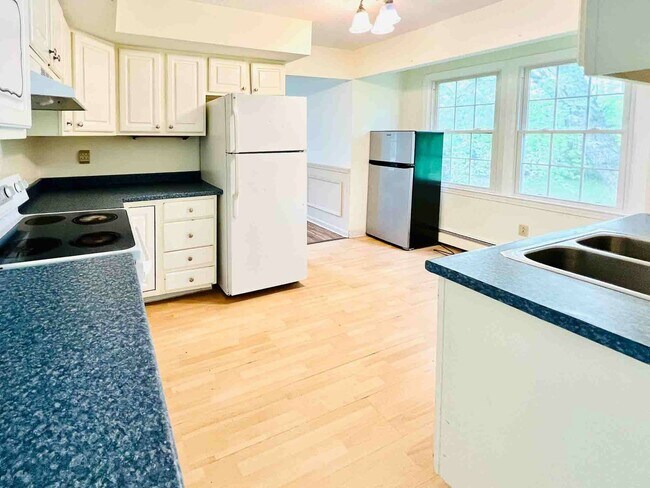 Foto del edificio - 6-Bedroom, 2-Bath Single-Family Home – Pri...