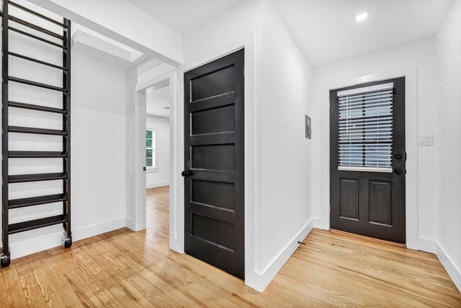 Building Photo - 1701 Mohle