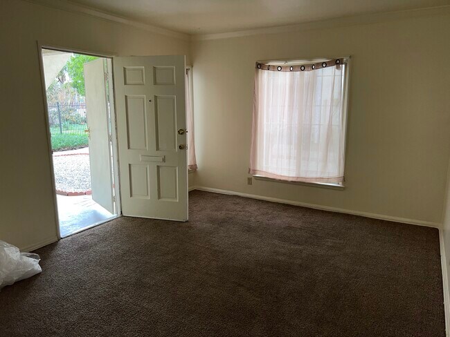 Living Room - 1536 Meadowbrook Ave