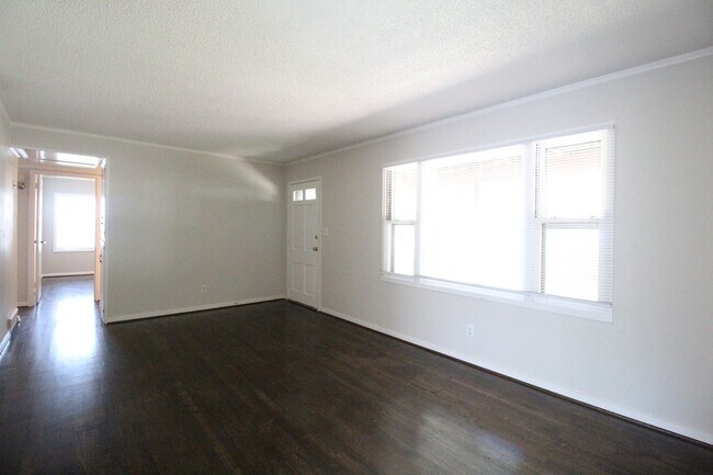 Foto del edificio - 4 Bedroom 2 Bath Updated Home In Overland Park