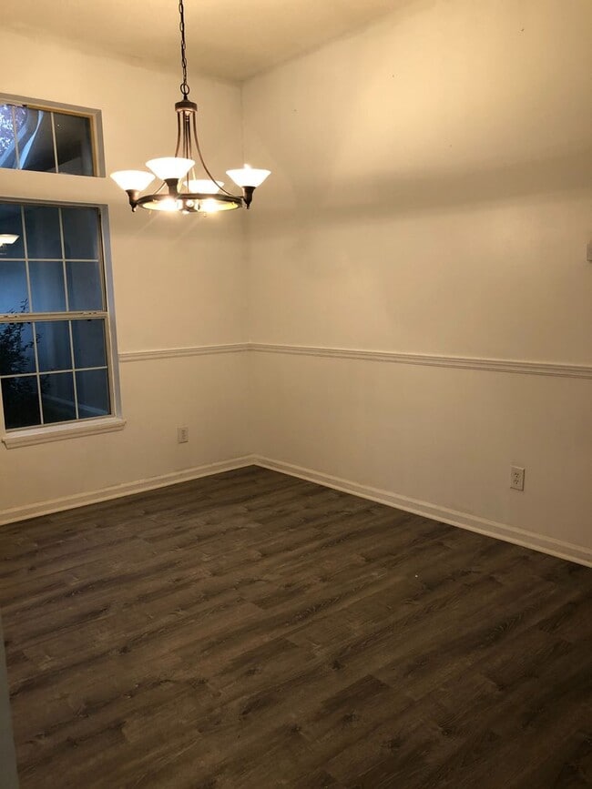 Building Photo - Cute Spacious Westside Home