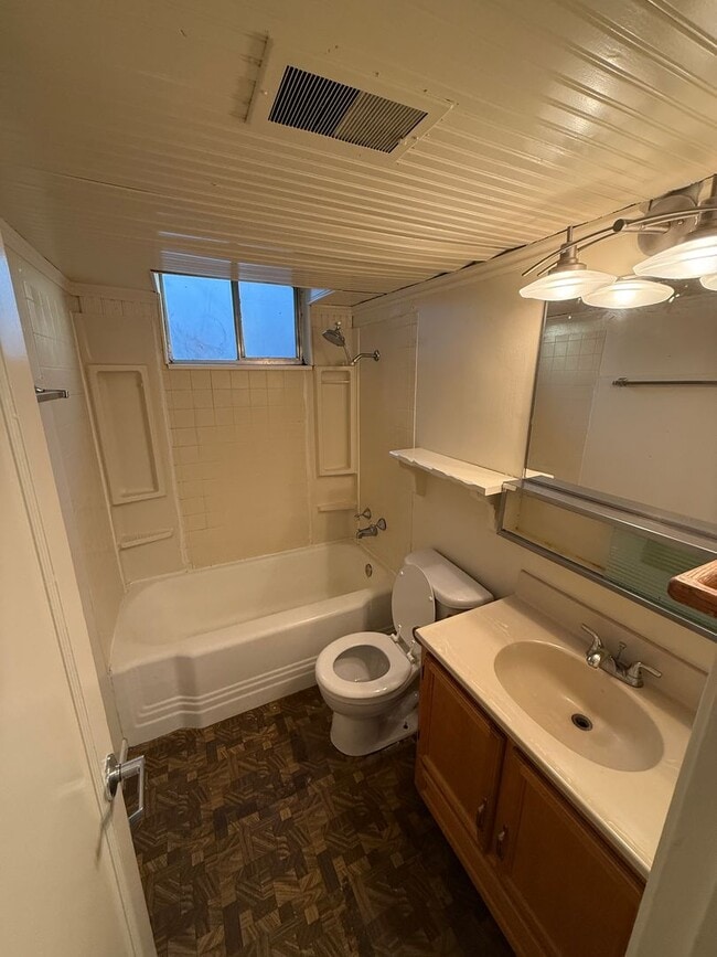 Building Photo - 1270 E Sherman Ave