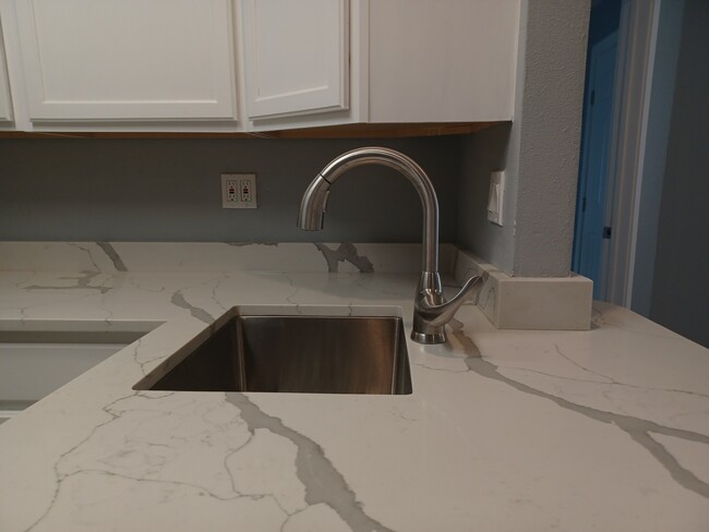 Beautiful stainless kitchen sink - 9805 Walnut St