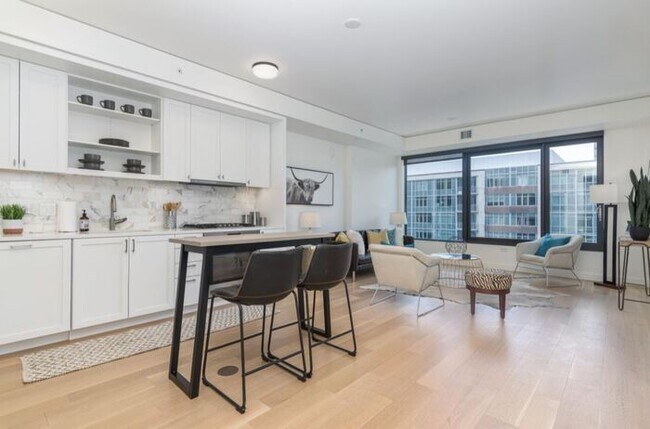 Building Photo - Luxury Meets Convince