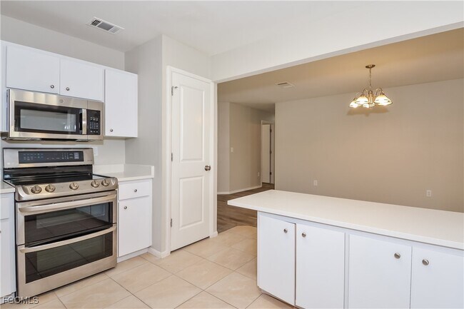 Foto del edificio - 6947 Roslyn Ct