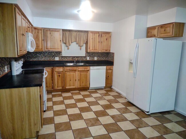 Kitchen - 132 Arklow Dr