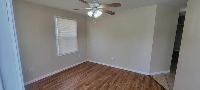 Building Photo - Well Kept 5 bedroom Single Family Home