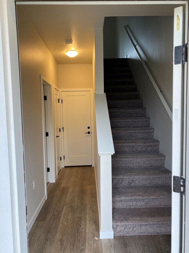 Building Photo - Brand new 3 and 4 Bedroom Townhomes in Lacey!