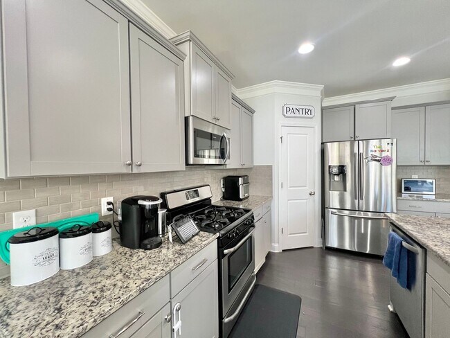 Building Photo - Stunning 5BD, 3BA Raleigh Home in an HOA C...
