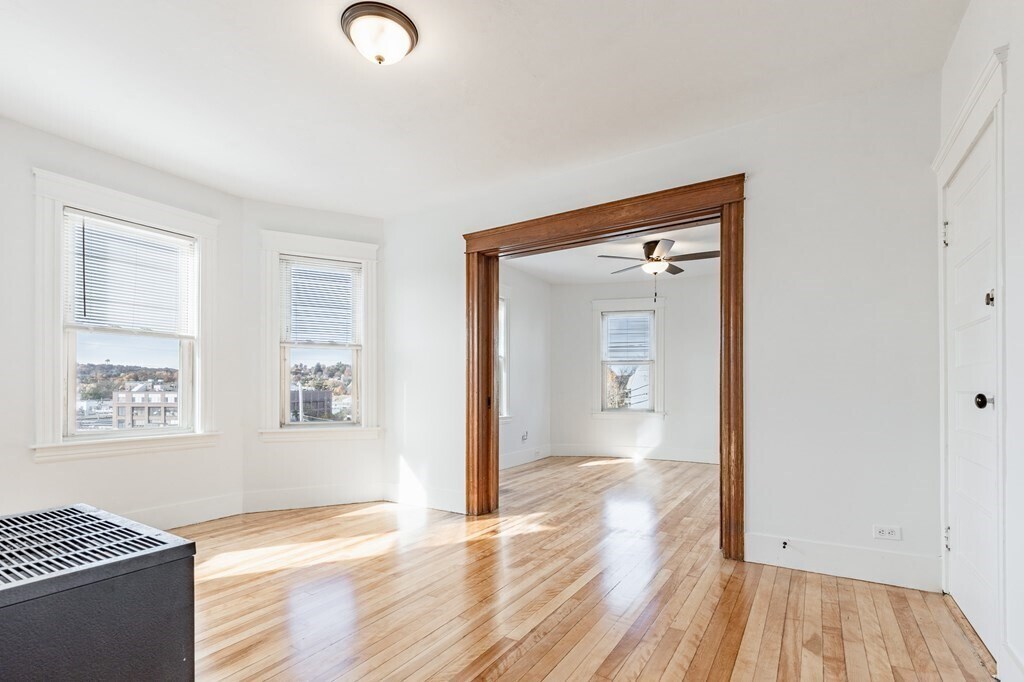 2 Bourne St Unit 3, Worcester, MA 01606 Room for Rent in Worcester