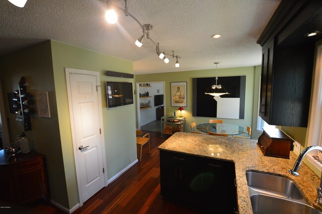 Building Photo - 716 Benchmark Ct