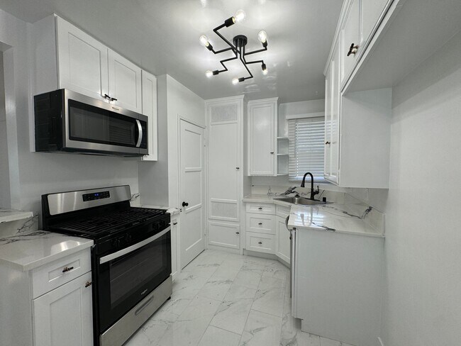 Foto del edificio - 14443-14445 1/4 Dickens St