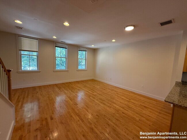 Building Photo - 137 2nd St