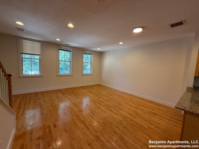 Building Photo - 137 2nd St