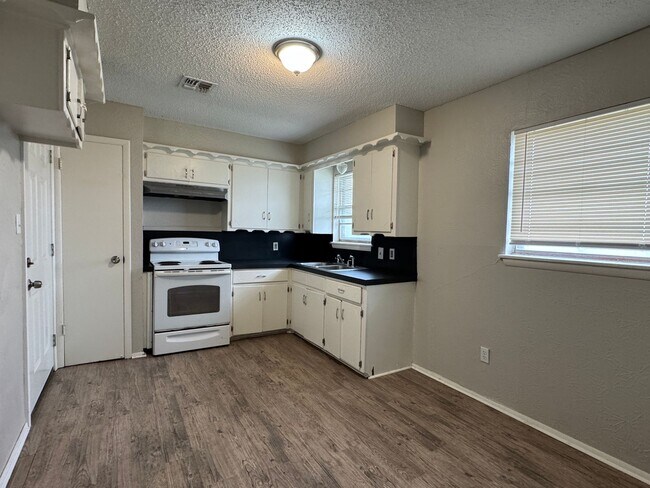 Building Photo - 3310 SW Salinas Dr