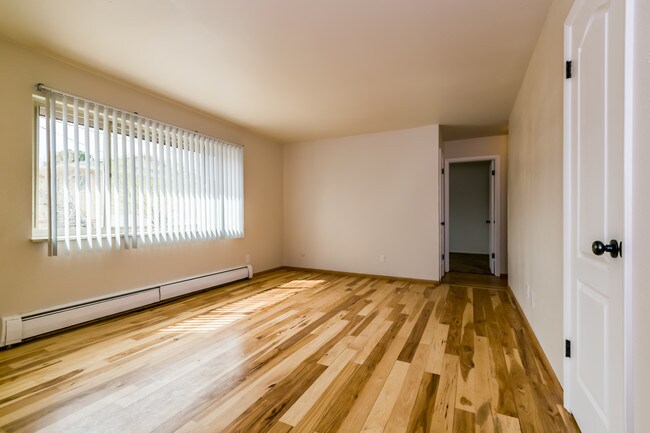 Building Photo - 1124 Holland Park Blvd