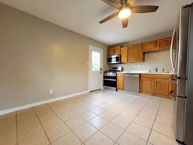 Building Photo - Fully Renovated 3 Bed Home in Southwest Champaign