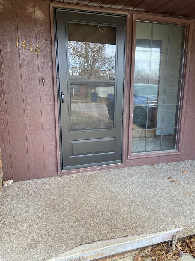 Building Photo - All brick 3 Bed, 2 Bath, 2 Car Garage Ranch