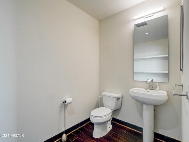 Foto del edificio - 208 W Portland St