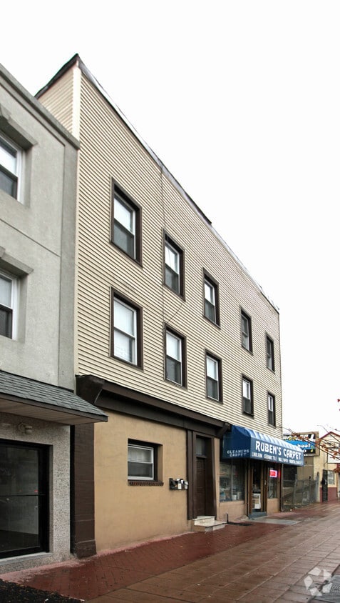 Building Photo - 644-646 Elizabeth Ave