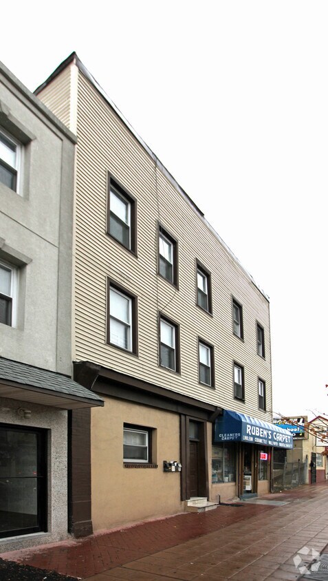 Foto del edificio - 644-646 Elizabeth Ave