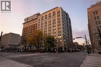 Building Photo - 118 King St E
