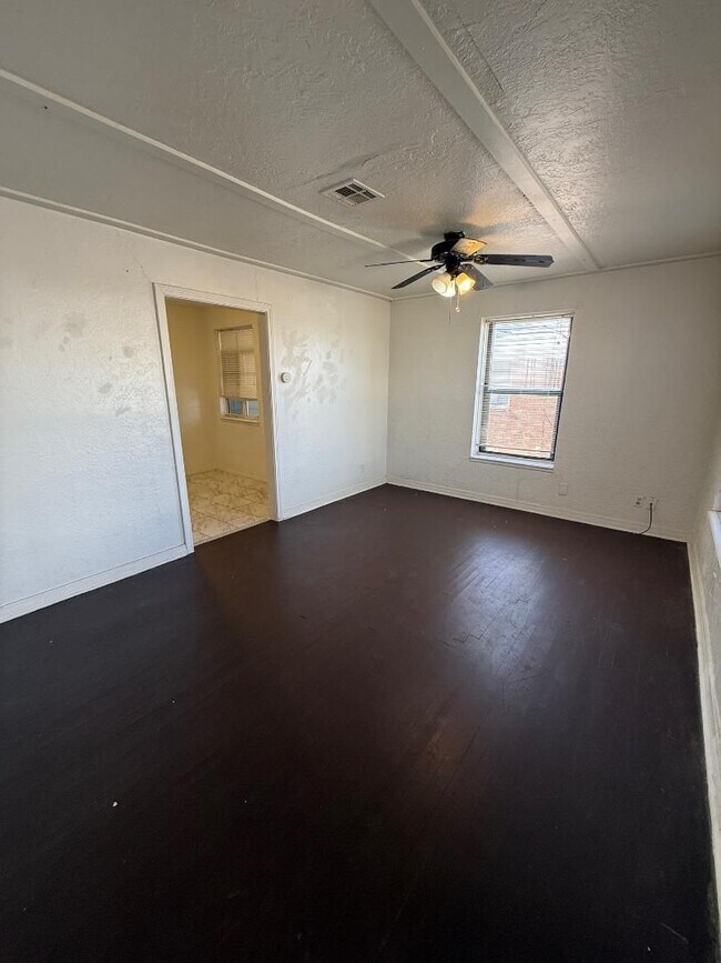 Photo - 1 Bed 1 Bath Duplex For Lease Available NOW! House
