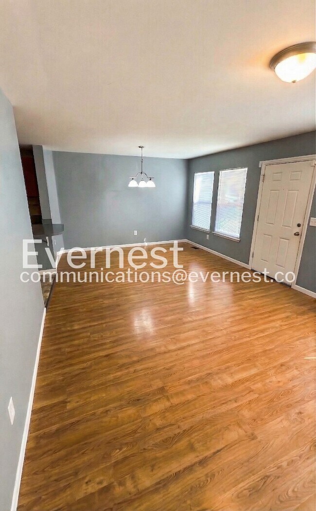 Foto del edificio - 2167 Edmund Ave