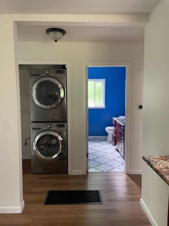 Building Photo - Charming 4BR House in Seattle