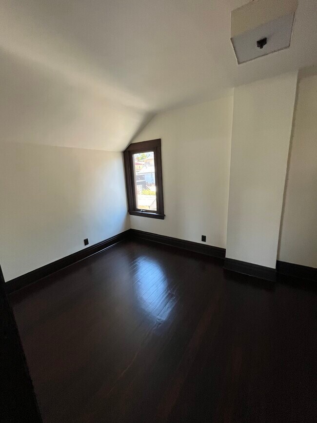 Building Photo - 450 E Avenue 28