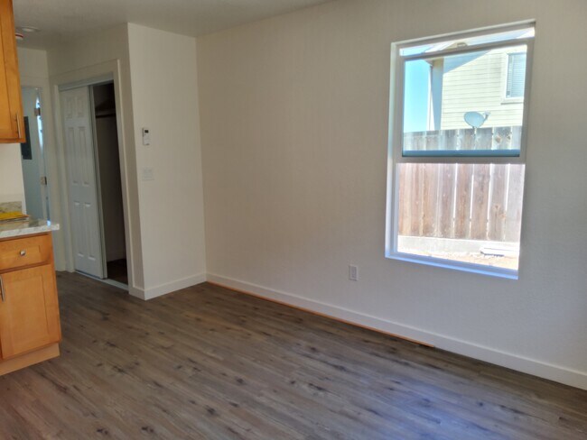 Building Photo - 405 Milray Ct