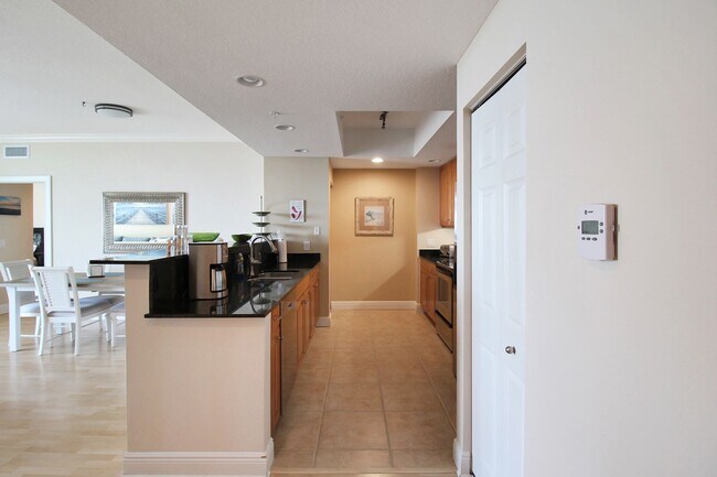 Building Photo - 800 N Tamiami Trl