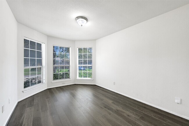 Foto del edificio - 11927 Shallow Oaks Dr