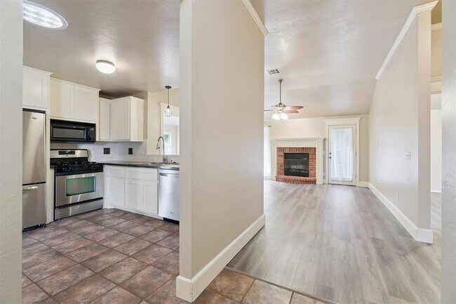 Foto del edificio - 16413 Village Green Dr