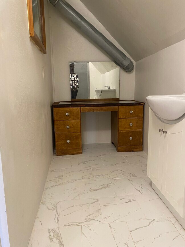 Mueble de baño - 2550 N 45th St