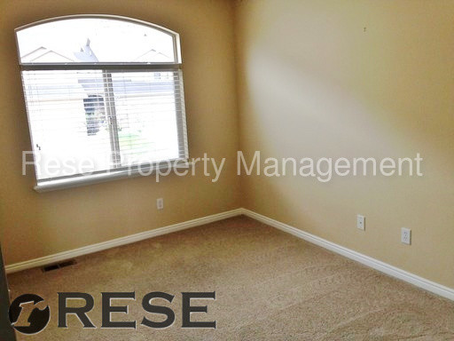 Building Photo - Beautiful Cedar Hills Townhome