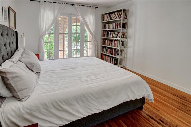 Foto del edificio - 4221 Hazel Kirk Dr