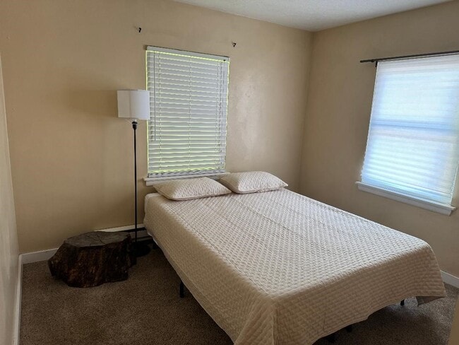 Building Photo - 889 S Park Rd