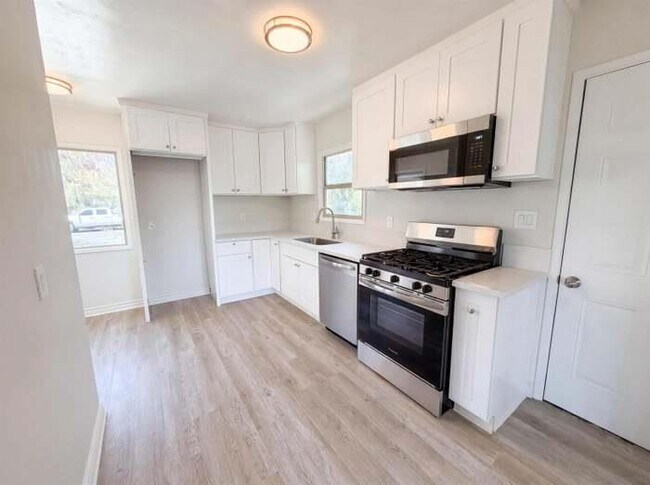 Foto del edificio - 5215 Irwin Ave