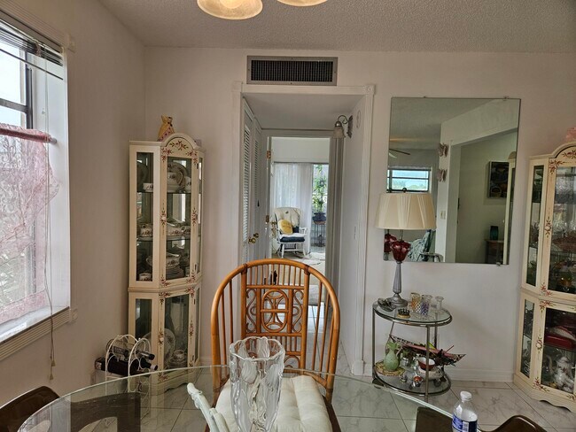 Foto del edificio - 224 Burgundy Ave