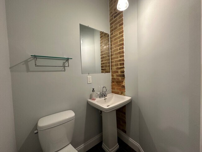 Building Photo - Beautifully Updated 3 Bedroom Townhome in ...