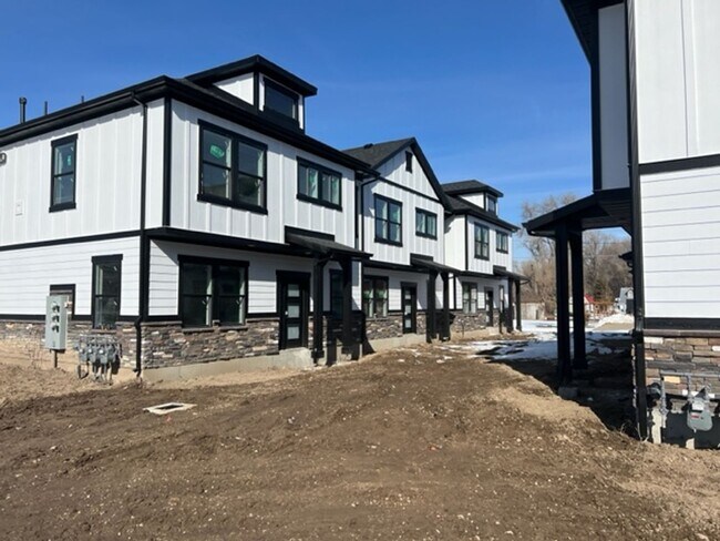 Foto del edificio - Beautiful 2023 New construction end unit w...