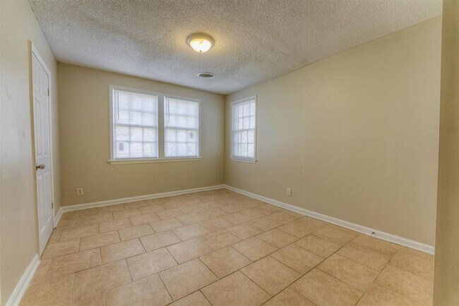 Foto del edificio - 1736 Edward Ave