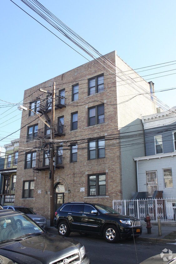 Building Photo - 3750 Olinville Ave