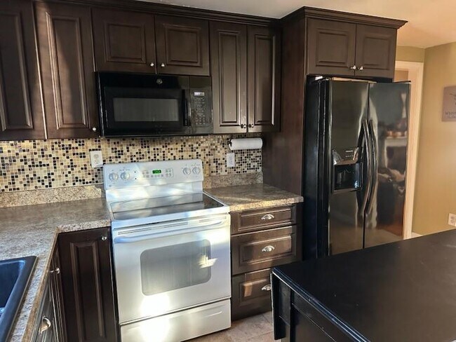 Foto del edificio - 30 Pocasset Ave