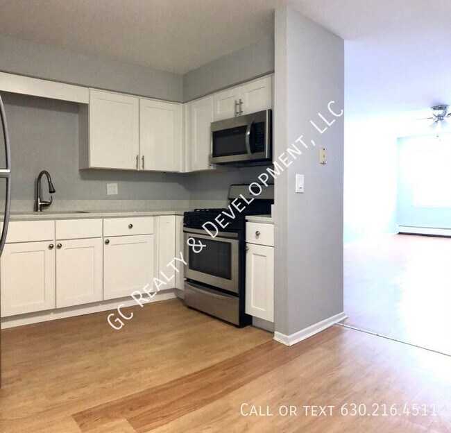 Building Photo - ***WESTMONT LOCATION / LARGE 1 BEDROOM / T...