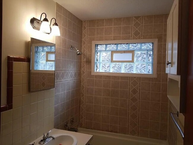 Building Photo - Charming 2-Bedroom 1 Bath Duplex!