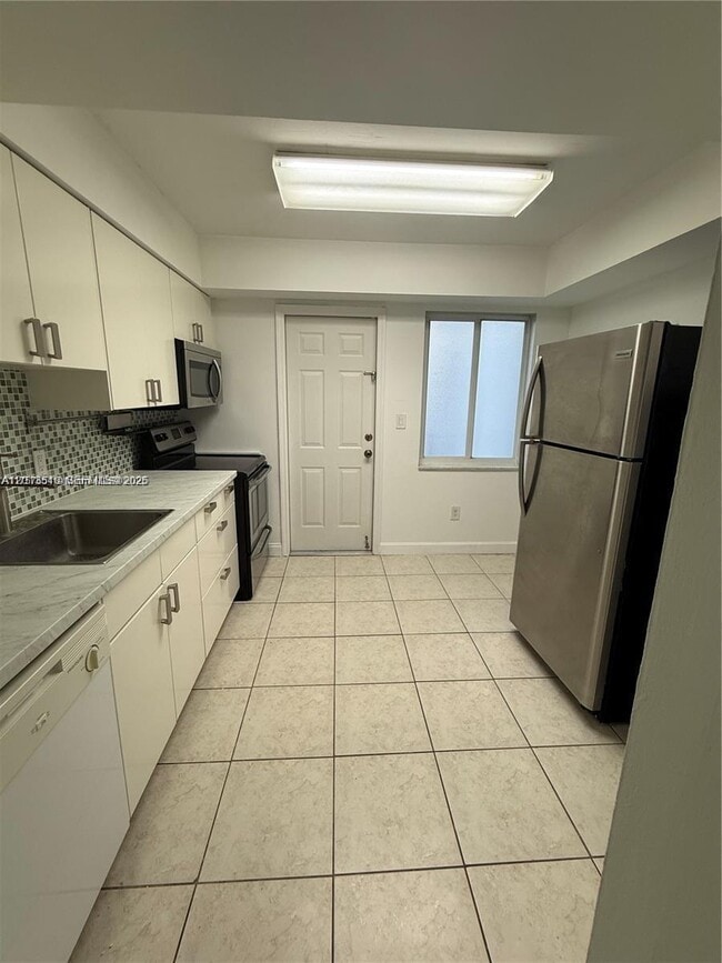 Building Photo - 9971 W Bay Harbor Dr