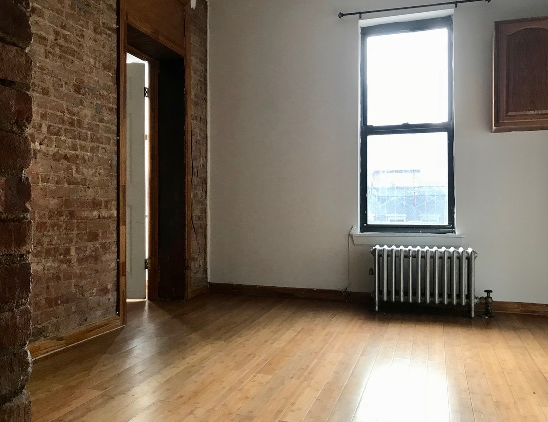 Primary Photo - 404 E 69th St