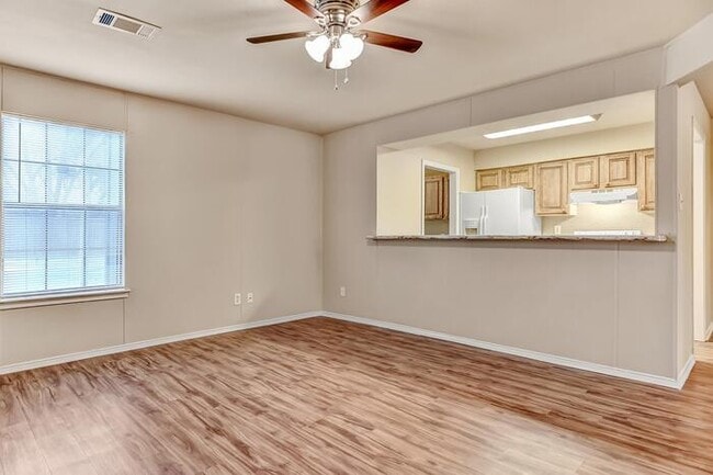 Building Photo - 2103 E Pecan St